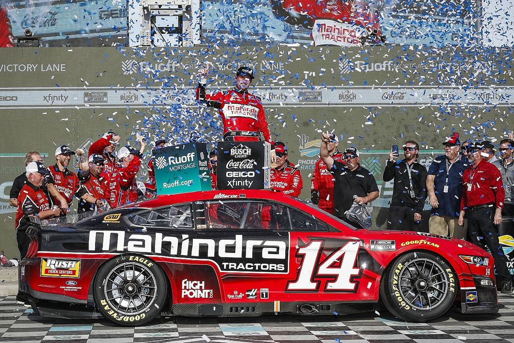 El ganador, Chase Briscoe, Stewart Haas Racing, Mahindra Tractors Ford Mustang en el c&iacute;rculo de la victoria.
