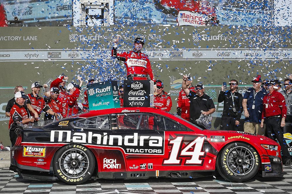 Race winner Chase Briscoe, Stewart Haas Racing, Mahindra Tractors Ford Mustang in victory lane