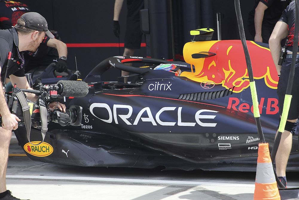 Red Bull Racing RB18 zij detail