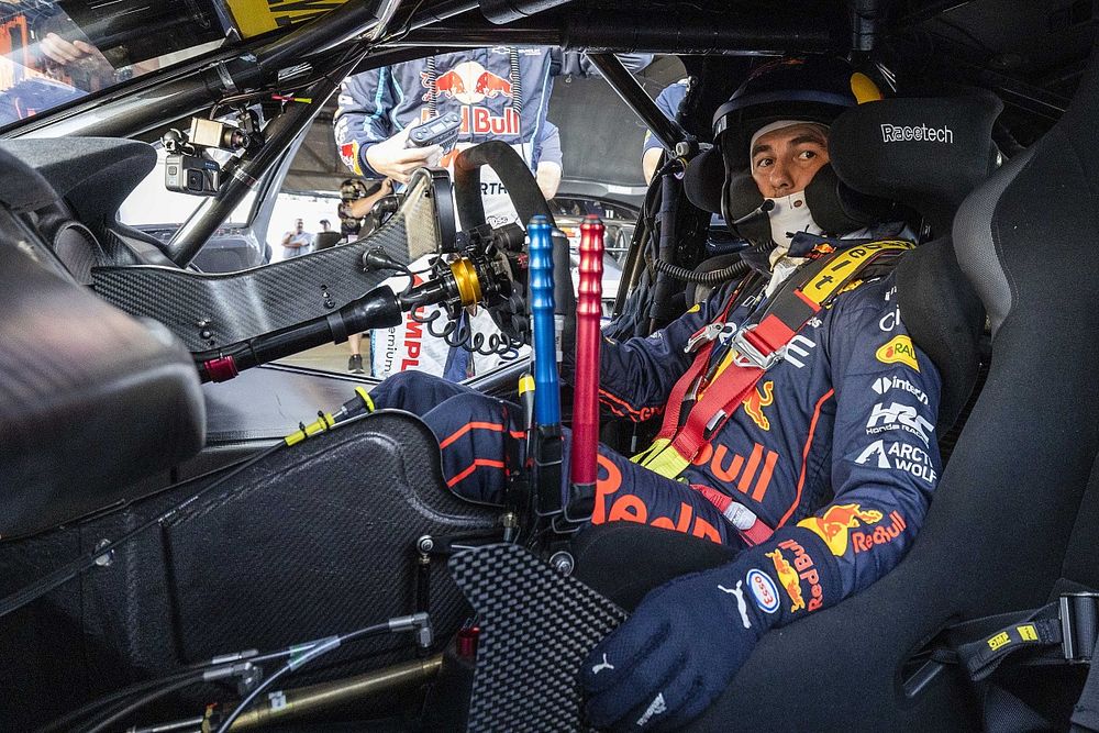 Sergio Pérez, Red Bull Racing conduce el V8 Supercar de Broc Feeney  