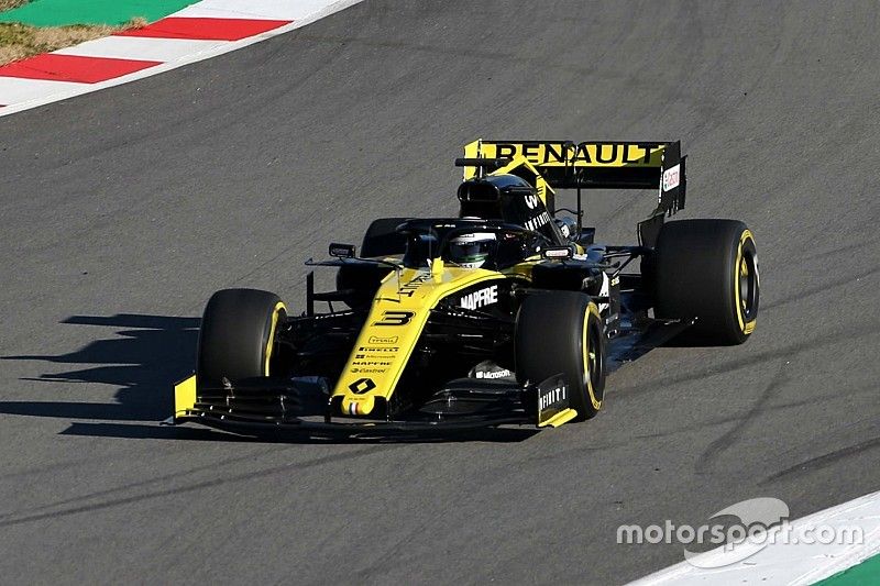 Ricciardo se estrena al volante del Renault