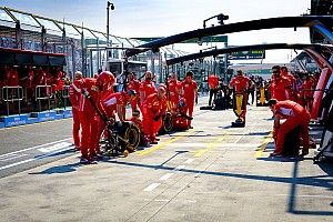 FIA решила всегда наказывать пилотов за небезопасный выезд из боксов из-за скандала вокруг Леклера