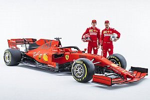 Chefe da Ferrari: Vettel e Leclerc estão livres para brigar na pista