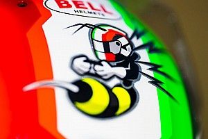 Räikkönen csapattársának pofás sisakfestése az Alfa Romeónál
