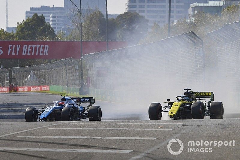 Robert Kubica, Williams FW42 e Daniel Ricciardo, Renault R.S.19 con le monoposto danneggiate dopo un contatto alla partenza