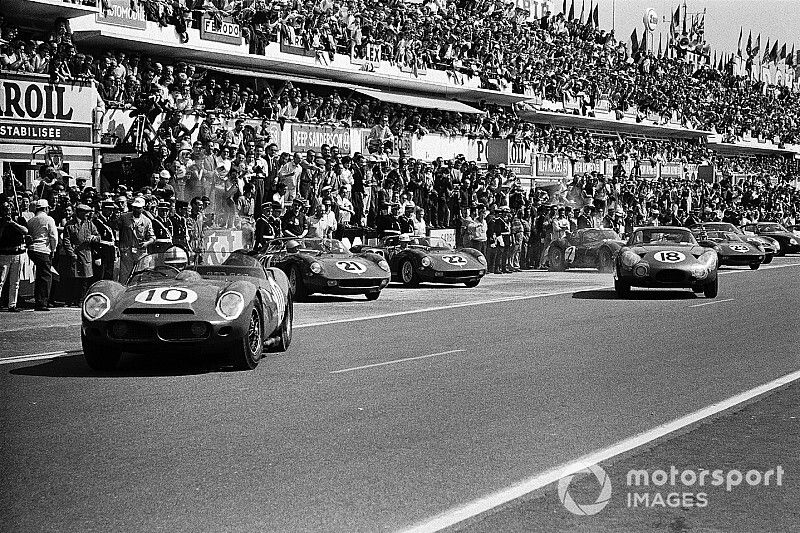 #10 North American Racing Team Ferrari 330LM TRI: Pedro Rodriguez, Roger Penske, prend la tête au départ