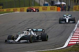 Hamilton domina e vence GP 1000 da F1 em nova dobradinha da Mercedes