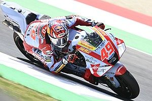 MotoGP: Marc Marquez hatalmasat bukott, újonc pilóta a pole-ban!
