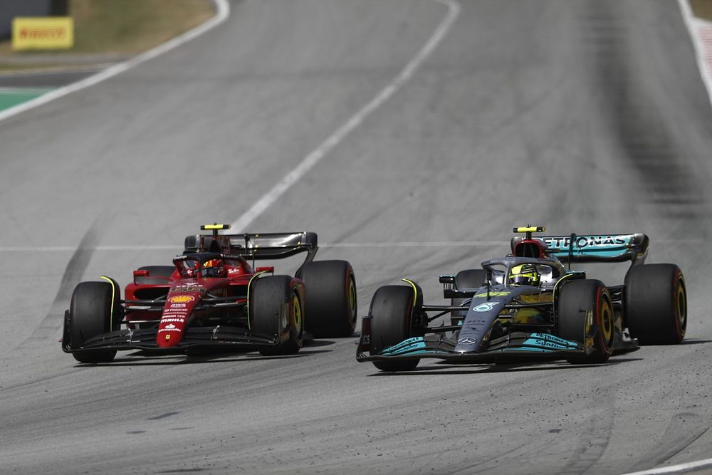 Carlos Sainz, Ferrari F1-75, battles with Lewis Hamilton, Mercedes W13