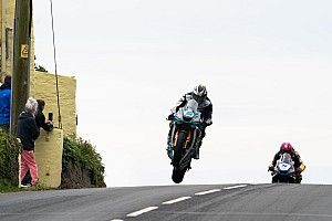 Isle of Man TT 2022: Dunlop beats Hickman in shortened second Supersport race