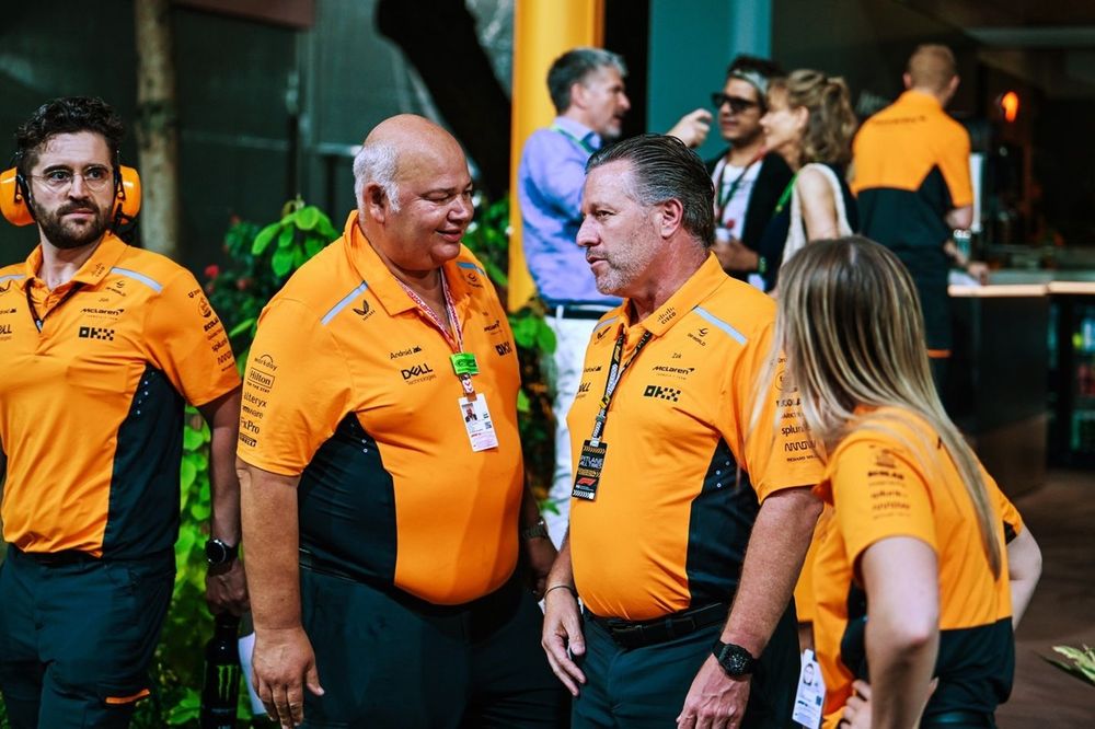 Rob Marshall, jefe diseñador de McLaren F1 y Zak Brown, CEO de McLaren Racing