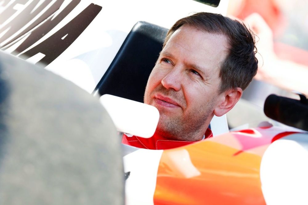 Sebastian Vettel se prepara para dirigir o McLaren MP4/8 de Ayrton Senna