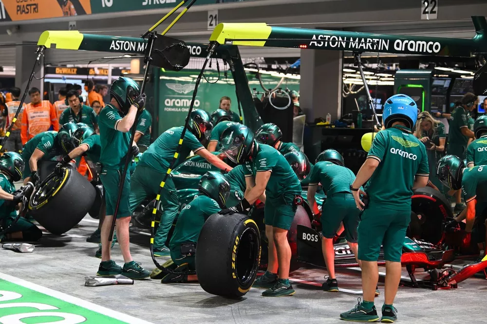 Aston Martin ensaya un pitstop