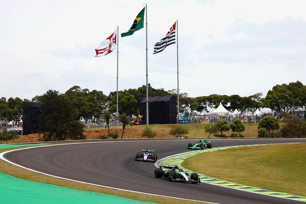 Lewis Hamilton, Mercedes F1 W15, Esteban Ocon, Alpine A524 