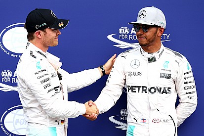Hamilton lancia la sfida a Rosberg: "Io guardo solo davanti"