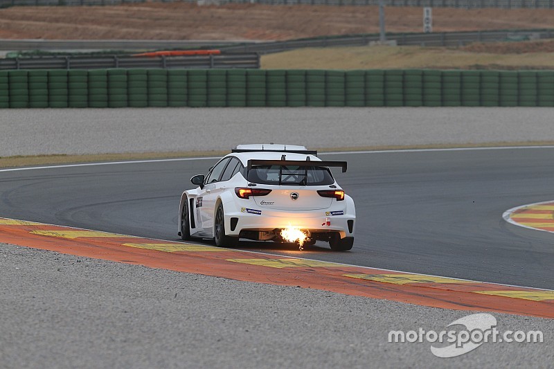 I team TCR 2016 in pista a Valencia per i test collettivi