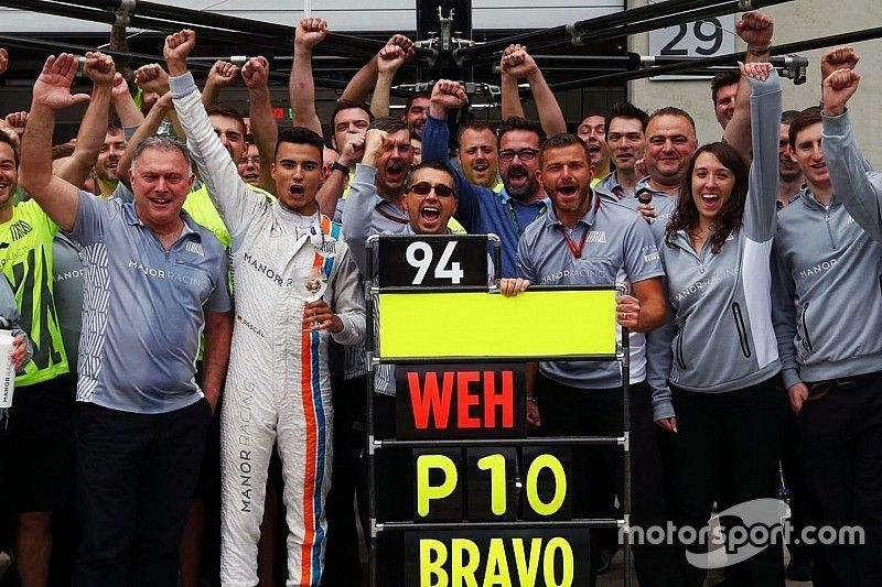 Pascal Wehrlein, Manor Racing celebrate his top 10 finish with the team