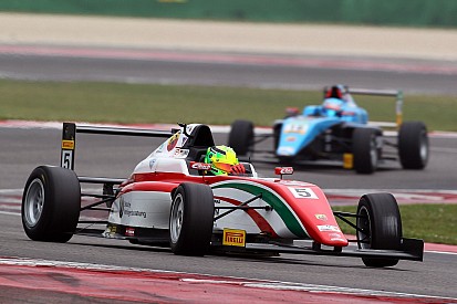 Mick Schumacher trionfa al debutto a Misano