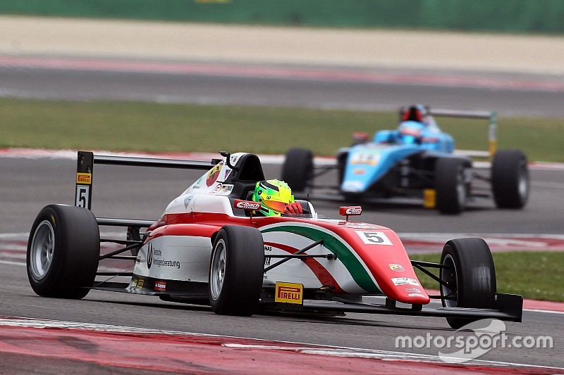 Mick Schumacher trionfa al debutto a Misano
