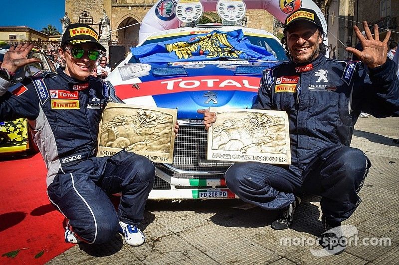 Paolo Andreucci e Anna Andreussi, Peugeot 208 T16, Peugeot Sport Italia, festaggiano la vittoria