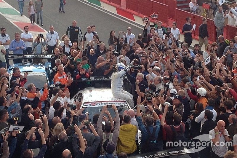 Alex Zanardi, BMW Team Italia, festeggia nel parco chiuso