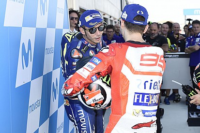 Lorenzo destaca la carrera de Rossi en redes y éste se lo agradece