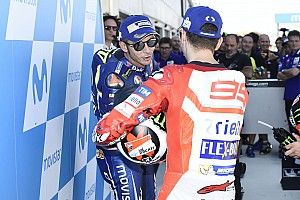 Lorenzo destaca la carrera de Rossi en redes y éste se lo agradece