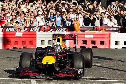 Egy videóban a Red Bull brutálisan hangos V8-as F1-es parádéja Londonból
