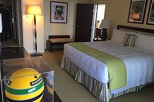 Senna vira estátua e nome de suíte em hotel de Mônaco
