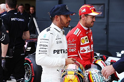Fãs encontram Hamilton e Vettel em aeroporto e inglês autografa boné da Ferrari