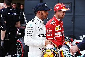 Fãs encontram Hamilton e Vettel em aeroporto e inglês autografa boné da Ferrari