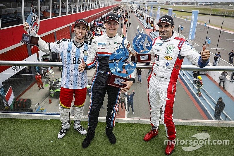 Ganador Yann Ehrlacher, RC Motorsport, segundo lugar Esteban Guerrieri, Campos Racing, tercer lugar 