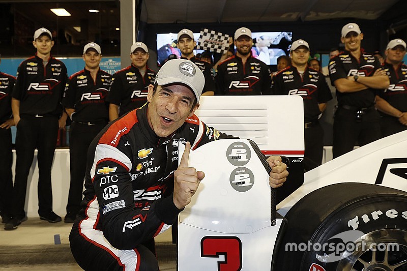 Castroneves bate recorde e faz pole para etapa de Phoenix