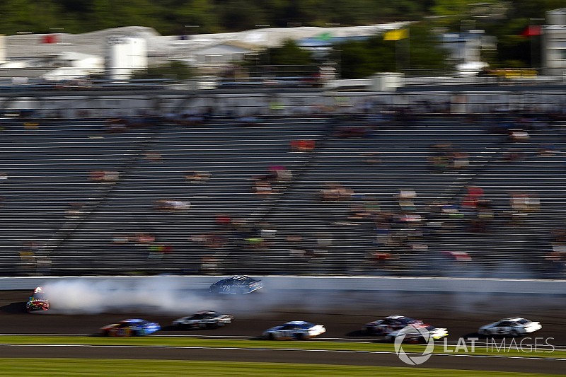 Kyle Busch's crew chief confronted Truex's team after crash - video