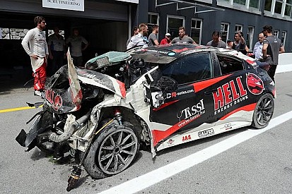 TCR: onboard kamerán Tassi óriási bukása