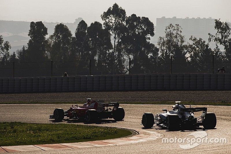 Sebastian Vettel, Ferrari SF70H delante de Valtteri Bottas, Mercedes AMG F1 W08