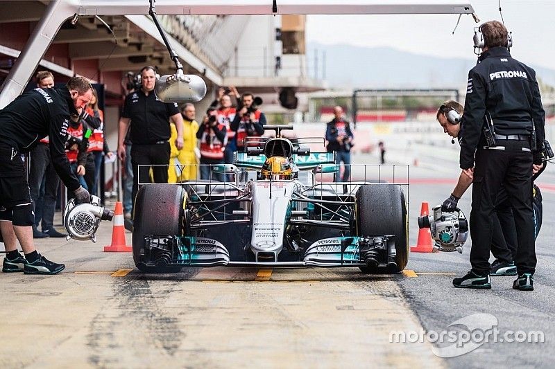 Lewis Hamilton, Mercedes AMG F1 W08 en pits