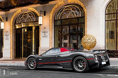 Photos - À Noël, les hypercars illuminent les Palaces !