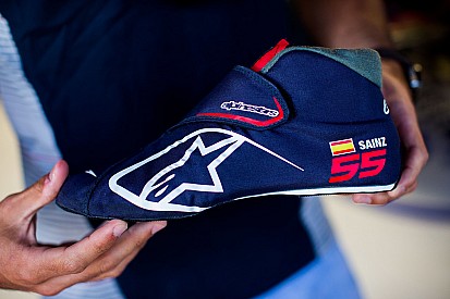 A Spanyol GP-n debütál Sainz 80 grammos cipője!