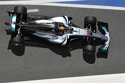 Mercedes-dupla a Ferrarik előtt Barcelonában délután
