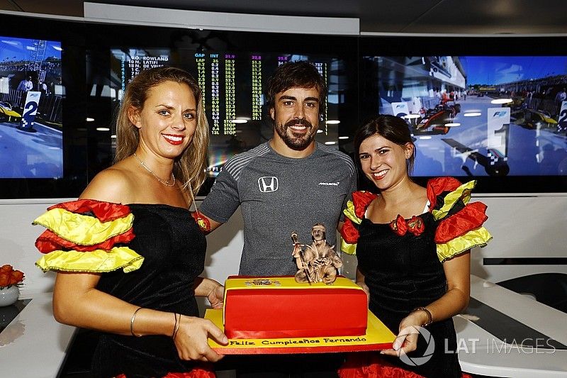 McLaren "mima" a Fernando Alonso en su 36º cumpleaños
