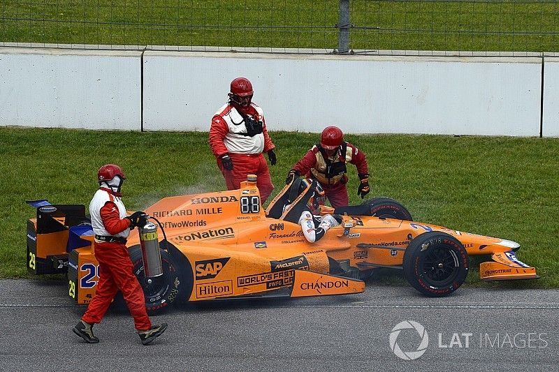 Fernando Alonso, Andretti Autosport Honda valt uit door een motorplof