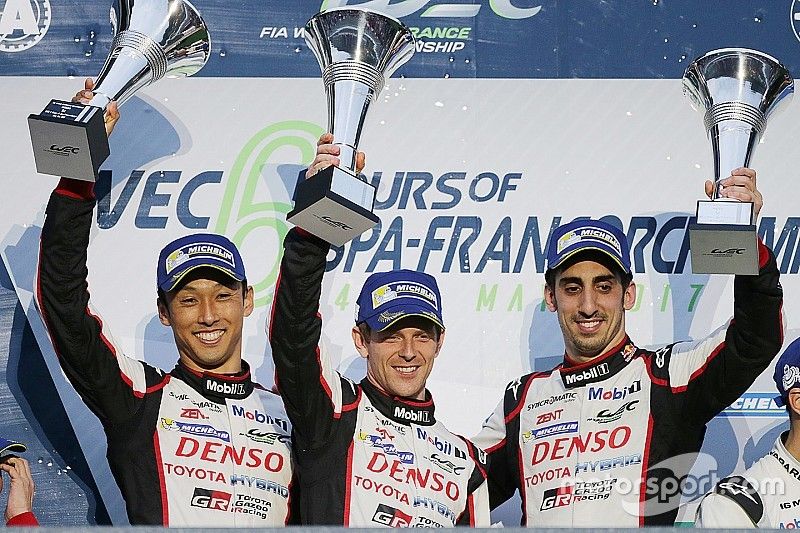 Podium LMP1 : les vainqueurs Anthony Davidson, Sébastien Buemi, Kazuki Nakajima, Toyota Gazoo Racing