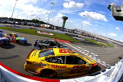 В NASCAR появились «победы с обременением». Что происходит?