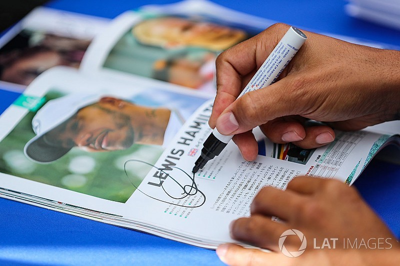 Gallery: Drivers signing autographs for fans