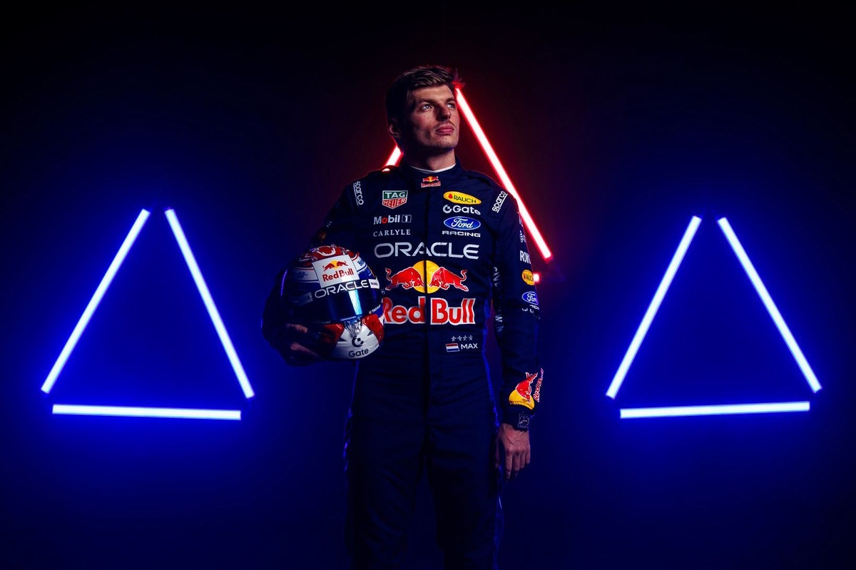 Max Verstappen présente son casque 2026 arborant son nouveau numéro
