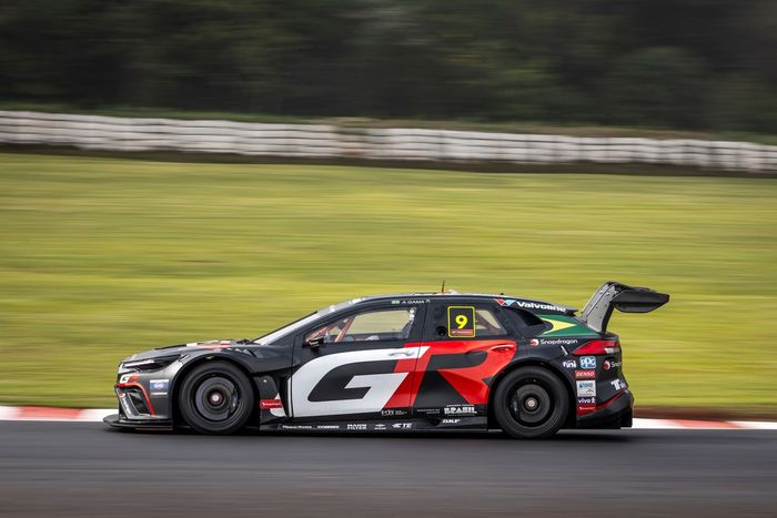 Gama domina sprint de Cascavel e vence a primeira na Stock Car