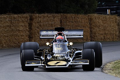 72 évesen egy vérbeli F1-es autóval: Fittipaldi még mindig tudja!
