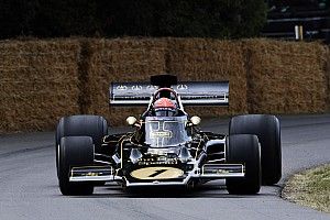 72 évesen egy vérbeli F1-es autóval: Fittipaldi még mindig tudja!