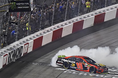 Trotz Dreher: Truex Jr. führt Gibbs-Vierfacherfolg in Richmond an